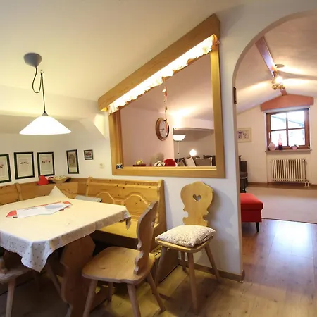 شقة كارينا، مارتن، مايكل&سيسي *