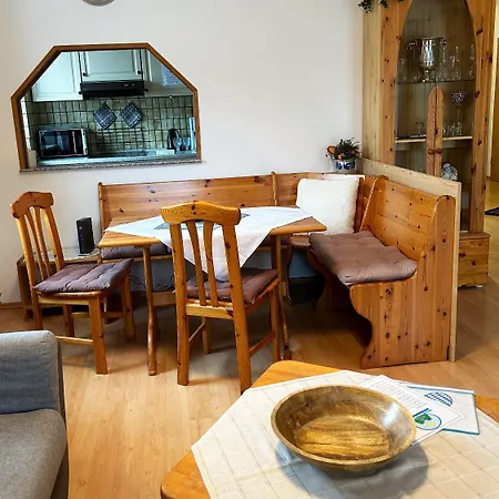 شقة كارينا، مارتن، مايكل&سيسي