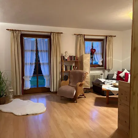 شقة كارينا، مارتن، مايكل&سيسي *