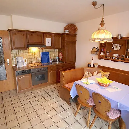 كارينا، مارتن، مايكل&سيسي شقة