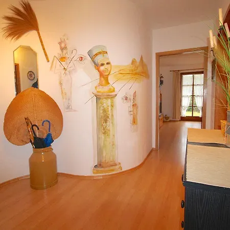 كارينا، مارتن، مايكل&سيسي شقة