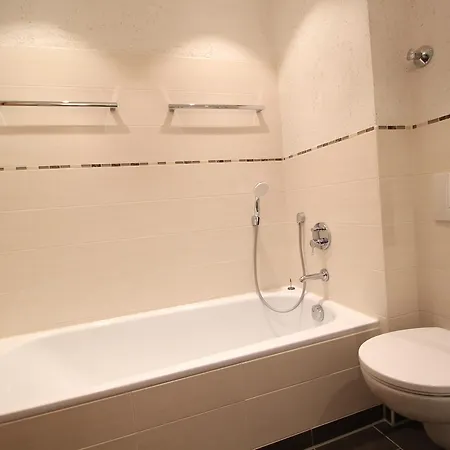 كارينا، مارتن، مايكل&سيسي شقة